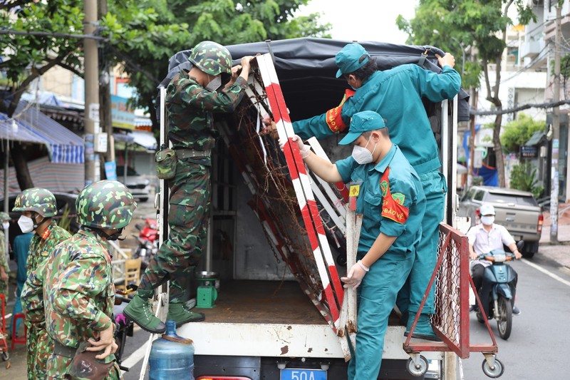 Canh thao do cac rao chan o TP HCM truoc ngay 'binh thuong moi'-Hinh-6