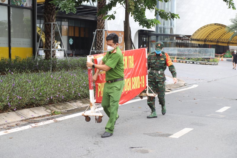 Canh thao do cac rao chan o TP HCM truoc ngay 'binh thuong moi'