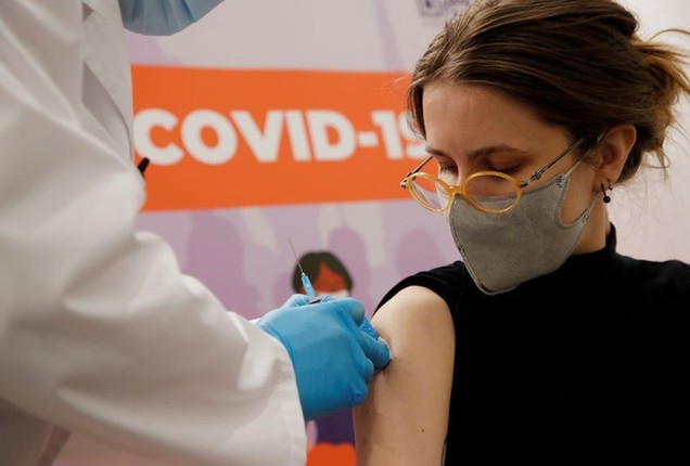 Nhung thong tin moi nhat ve vaccine COVID-19 dang xit mui cua Nga-Hinh-6