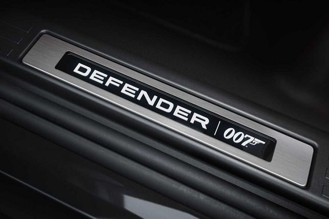 Say me ngam Land Rover Defender V8 Bond Edition gia hon 3 ty dong-Hinh-4