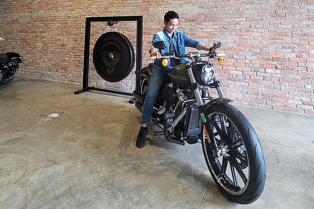 Khanh Thi tau Harley-Davidson gia 849 trieu tang chong Phan Hien sau chien tich 3 HCV-Hinh-3