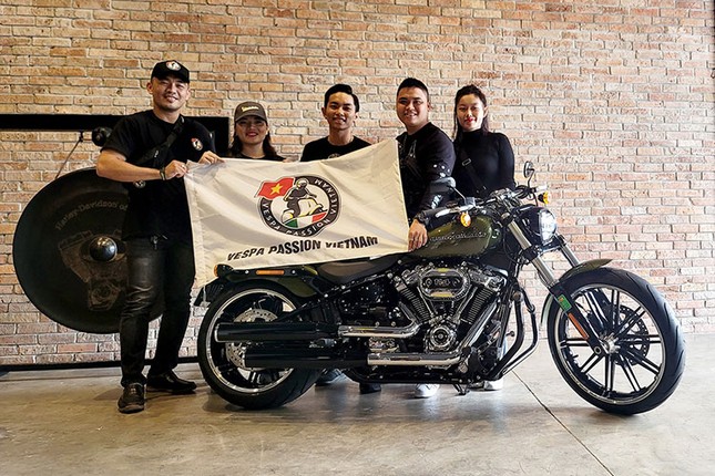 Khanh Thi tau Harley-Davidson gia 849 trieu tang chong Phan Hien sau chien tich 3 HCV-Hinh-7