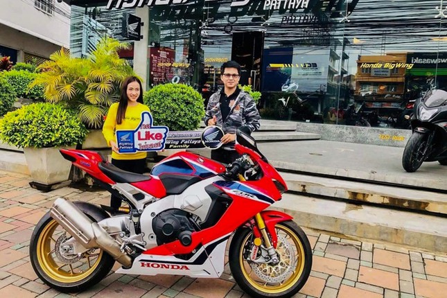 Chồng Quỳ Gối Cảm ơn Vợ Tặng Xe Honda Cbr1000rr Sp1